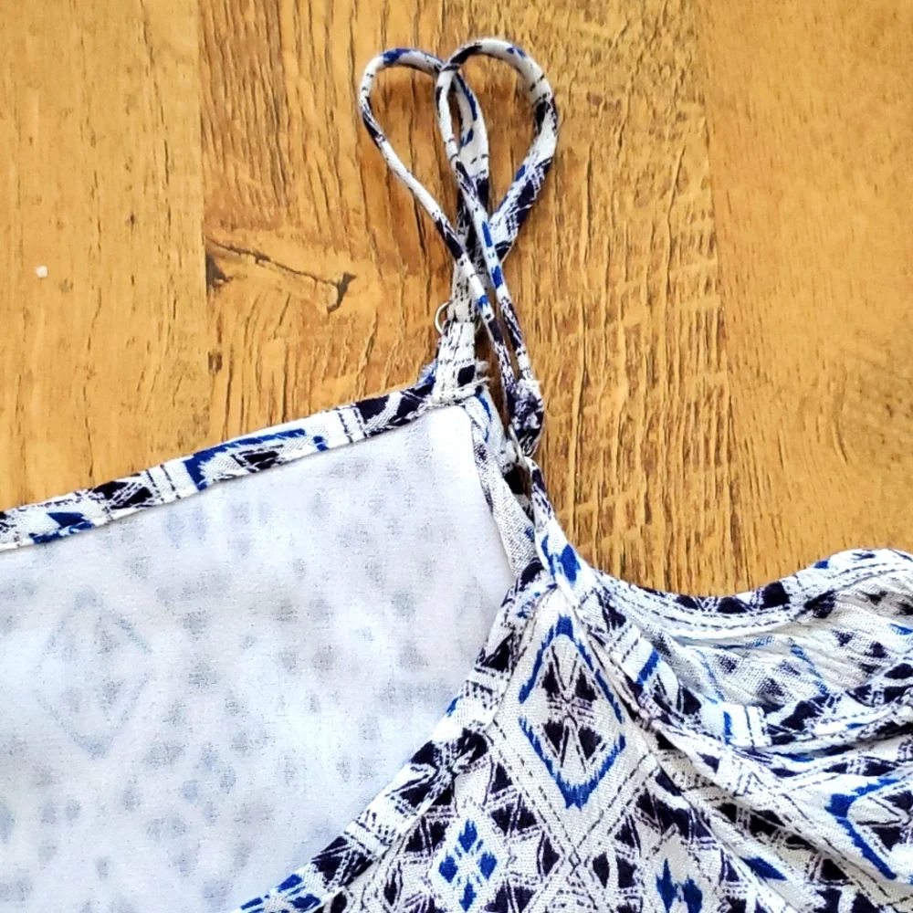 Skies Are Blue Womans Langlock Navy Cold‎ Shoulder Tribal Flowy Top Size Medium